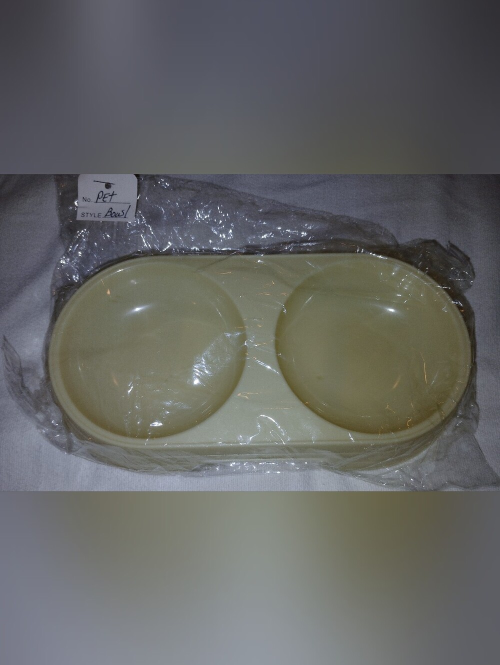 NWT Small Pet Double Bowl Feeding Station - Cream.
